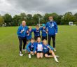 Die U12 der Union Schwanenstadt bejubelt den Staatsmeistertitel am Feld.