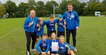 Die U12 der Union Schwanenstadt bejubelt den Staatsmeistertitel am Feld.